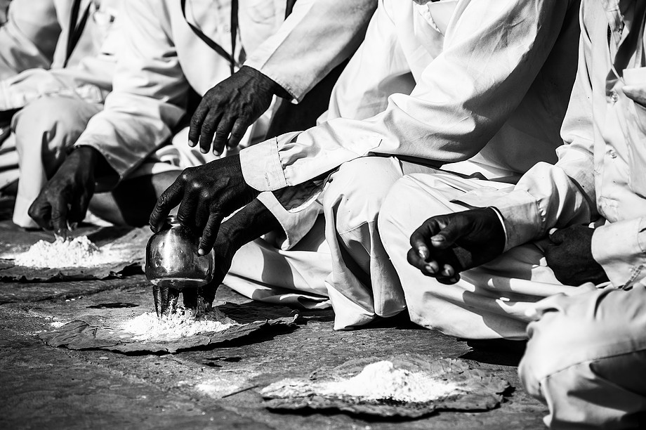 Przygotowywanie posiłków dla wiernych na gathach w Varanasi (Indie. Dzień jak nie codzień.)